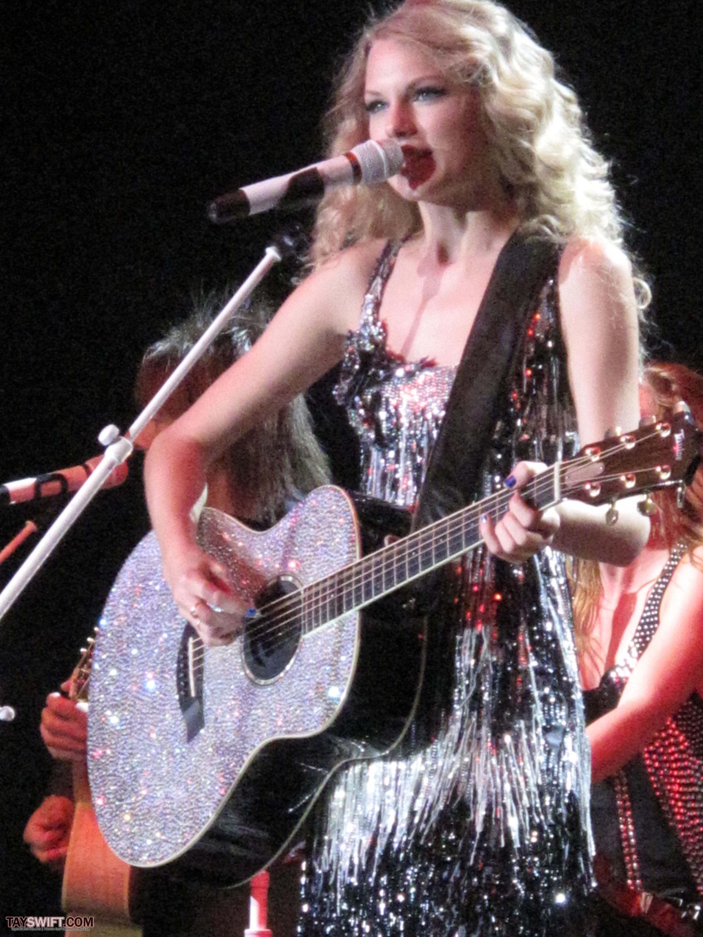 November 23 - London, United Kingdom - HQ - Taylor Swift Web Photo